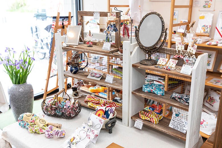 城紅型染工房(ぐすくびんがたそめこうぼう)|店内で販売される、紅型を用いた様々なアイテム