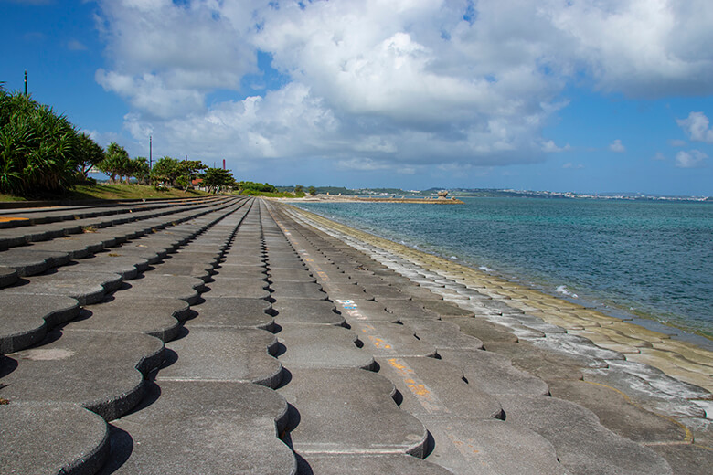 海中道路|波打ち際まで下りる階段上のブロック