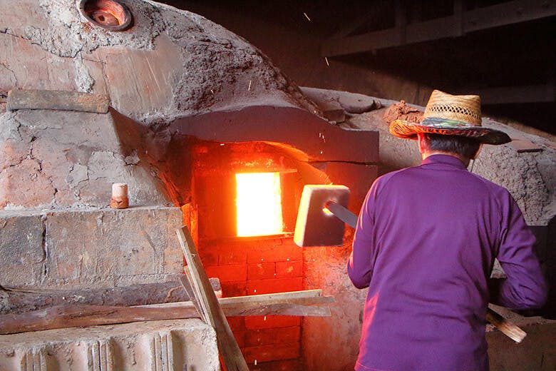 やちむんの里｜作業する男性の職人