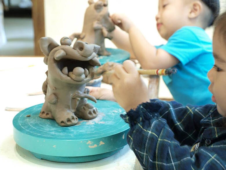 シーサーモノガタリ|シーサーづくり体験をしている小さな子供たち