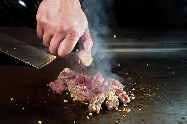 ステーキハウス四季|最後に赤ワインを振りかける様子