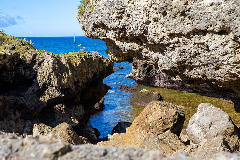 渡具知ビーチ｜波の浸食でできた岩場の造形美