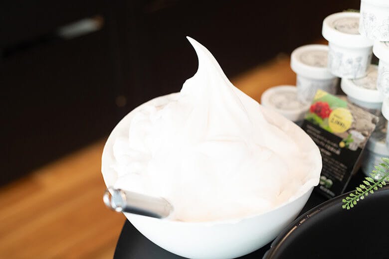 SuiSavon-首里石鹸-|ボウルに盛られた、真っ白できめ細やかな泡