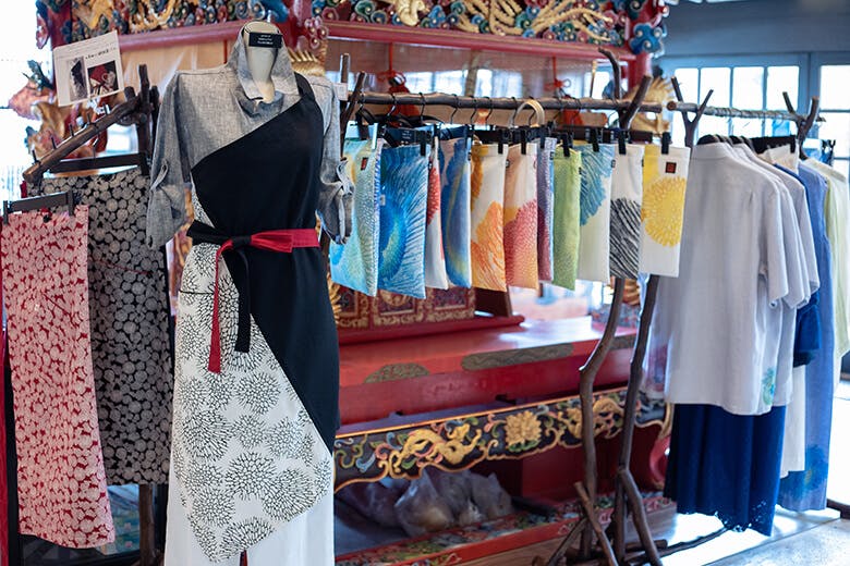 首里琉染|男女問わず幅広い年代の方にマッチする、ワンショルダーエプロン