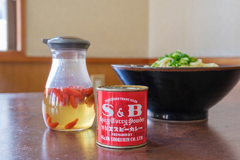 大和（だいわ）食堂｜テーブル調味料として置かれた、赤いS&Bのカレー粉缶