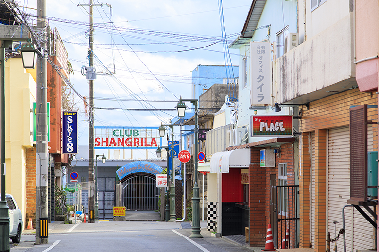 キングタコス 金武(きん)本店|アメリカナイズされた金武町の街並み