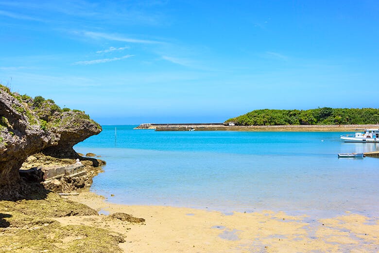 アマミチューの墓とシルミチュー霊場|小島の周辺に広がる美しい海