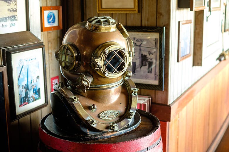 サムズバイザシー泡瀬店|まるでSFに登場しそうなアメリカ海軍のダイビングヘルメット