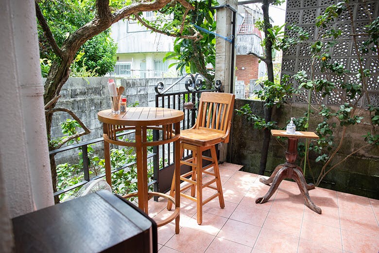 首里ほりかわ|窓際の一人席