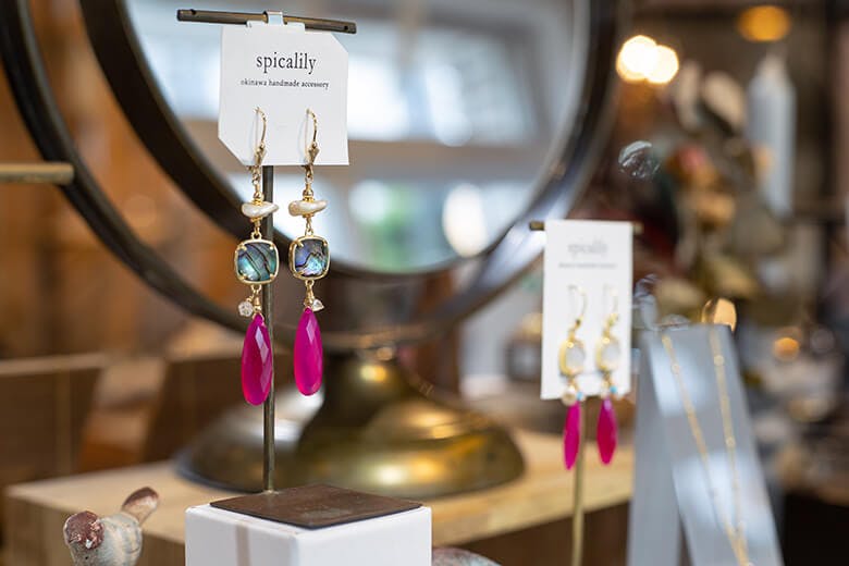 Spicalily（スピカリリー）｜カルセドニーが使われたピアス