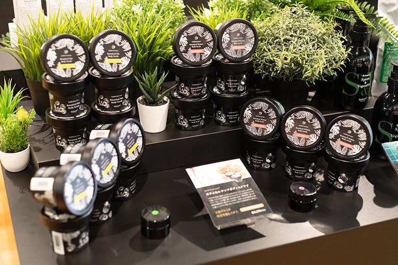 SuiSavon-首里石鹸-|ディスプレイされた黒が基調