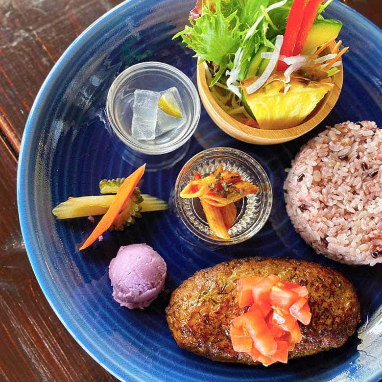 島cafeとぅんからや|深い海を思わせる色合いのお皿に盛られたハンバーグプレート
