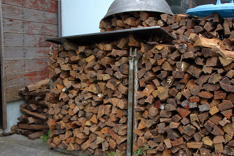 きしもと食堂(本店)|ぎっしりと詰まれた薪