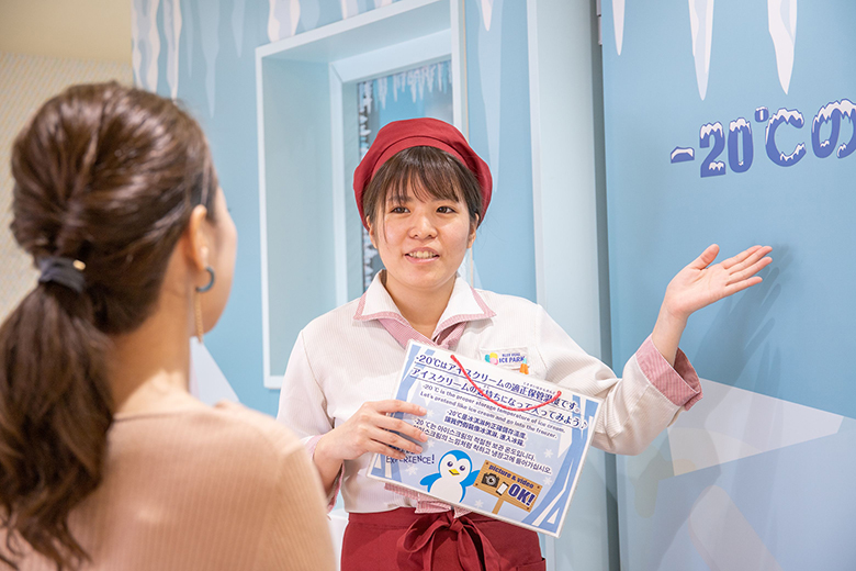 「-20℃冷凍庫体験」|説明を受ける体験者