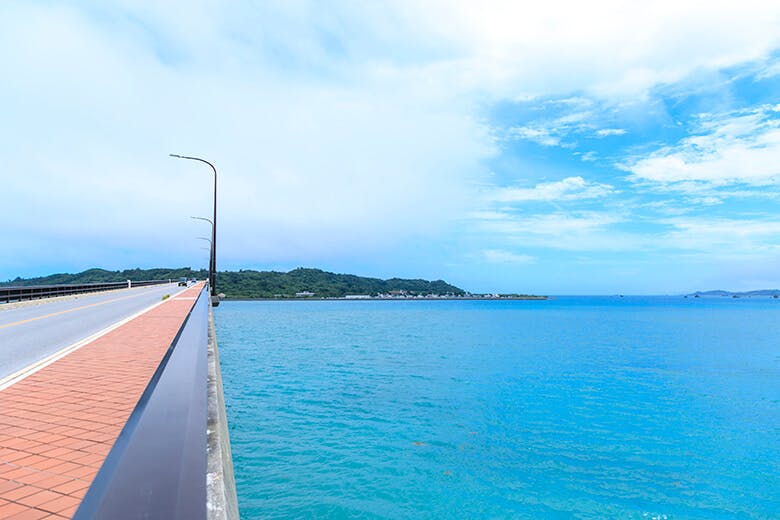 浜比嘉大橋|橋下に広がる青い海