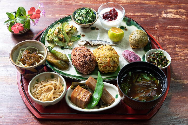 笑味（えみ）の店｜沖縄の方言で「任せて！」という意味を持つ「まかちくみそーれランチ」