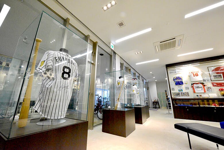 道の駅ぎのざ｜ポップアップショップに展示されている阪神タイガース選手のサイン入りユニホーム