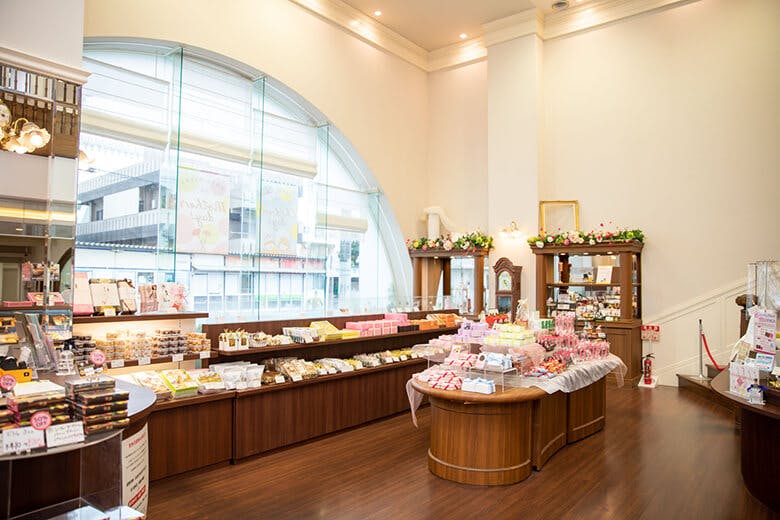 ファッションキャンディ｜大きな窓の明るい店舗内観