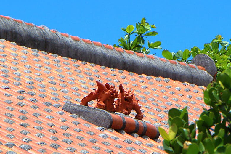 やちむんの里｜赤瓦屋根に映える対のシーサー