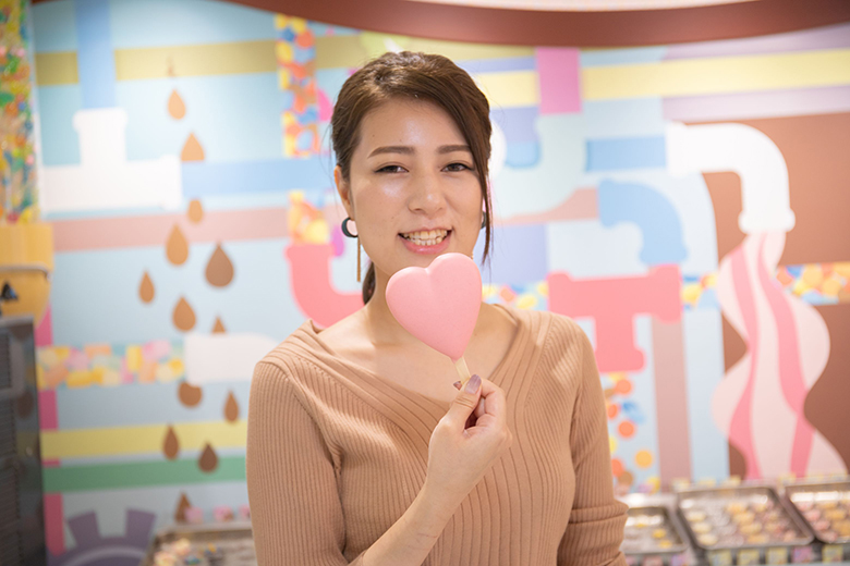 アイスバー作り体験|アイスバーを持って笑顔の体験者