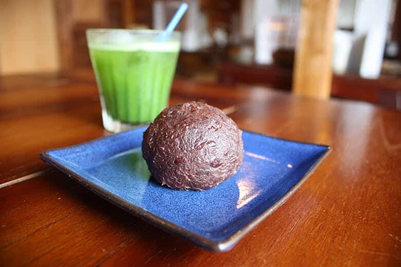 みやび茶屋・仲元｜藍色の角皿に乗せられた、まんまるで美味しそうなおはぎとアイス抹茶。