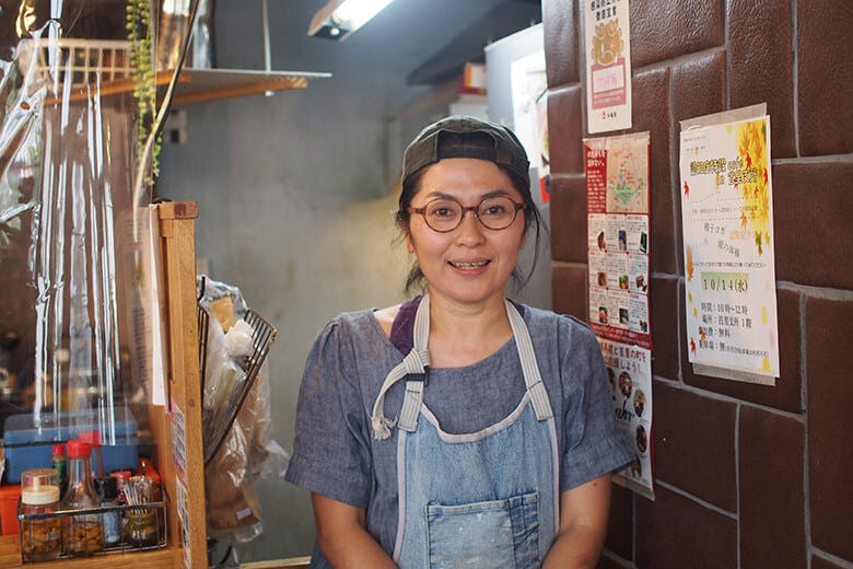 caFe木箱（カフェきばこ）｜エプロン姿の店主