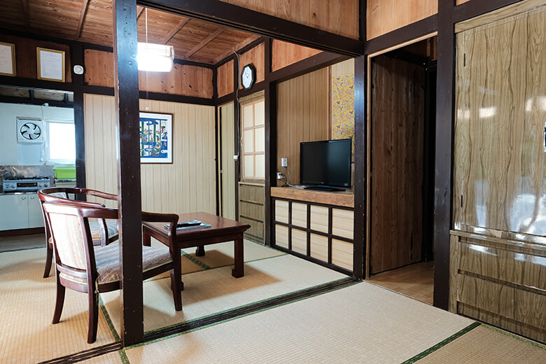 古民家の宿・お食事処ちゃんや～｜和室に設置されたテーブル席