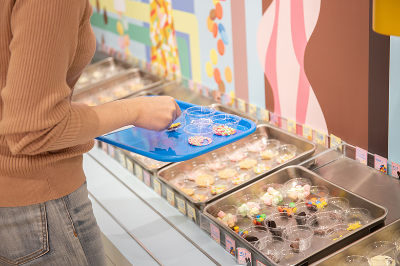 アイスバー作り体験|カラフルなトッピングを取る体験者