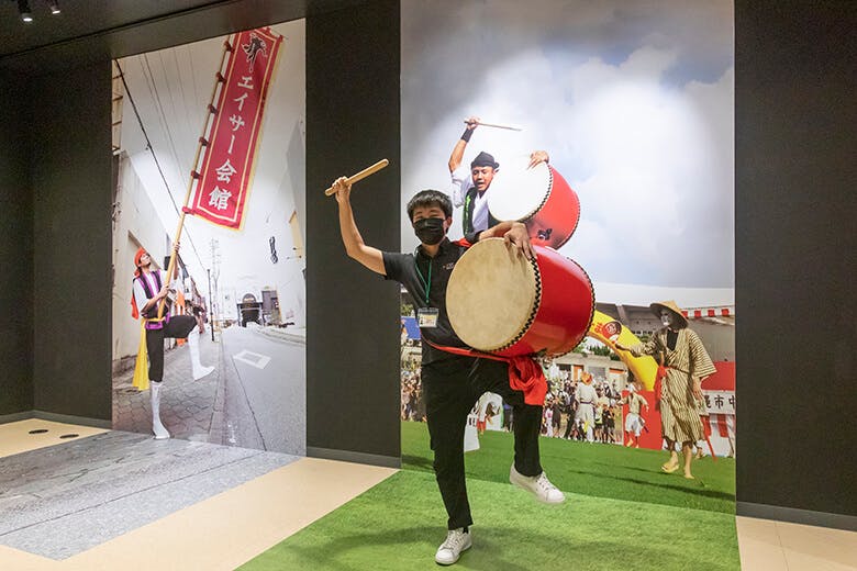 エイサー会館|大太鼓を構えてポーズをとる男性