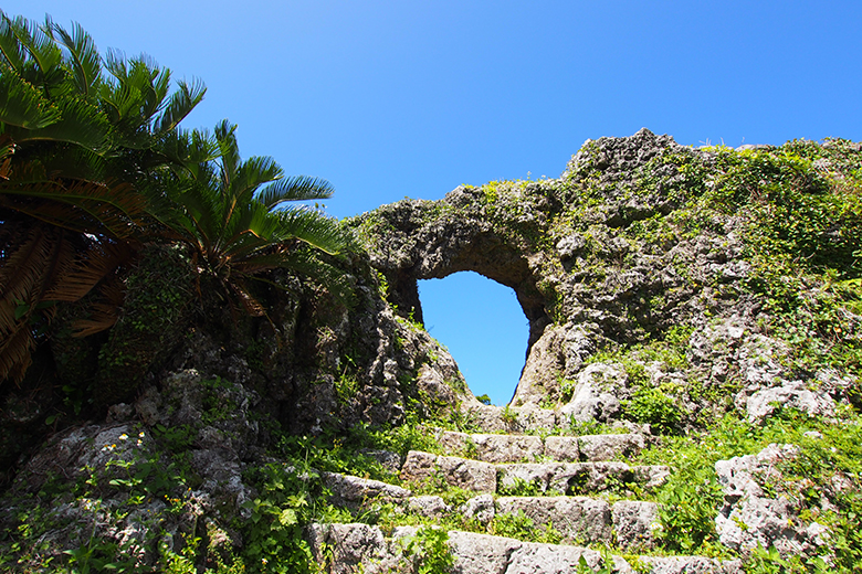 玉城城跡｜自然岩をくりぬいた円形門