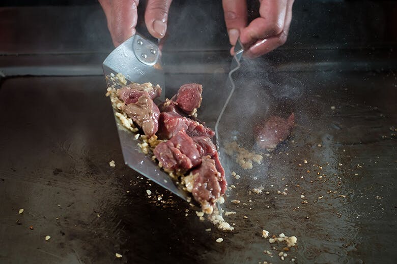 ステーキハウス四季|ヒレ肉を投入し、ニンニクと合わせながら焼く様子