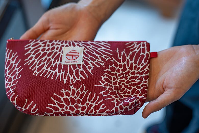 首里琉染|えんじ色にサンゴの紋が美しいポーチ