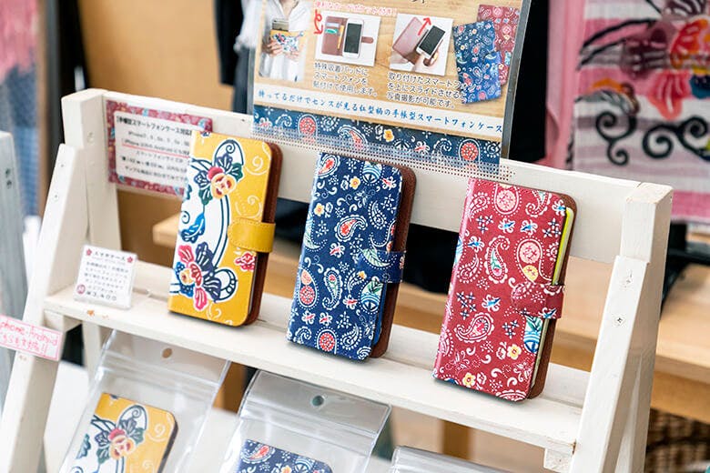 城紅型染工房(ぐすくびんがたそめこうぼう)|彩り鮮やかなスマホケース