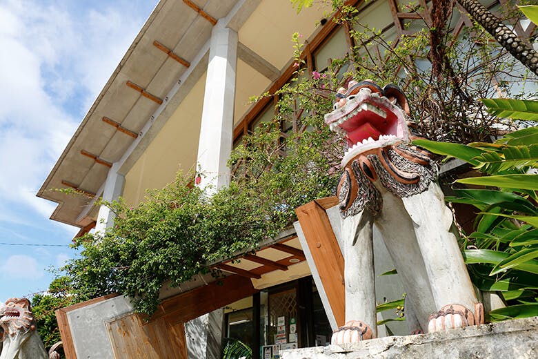 道の駅ゆいゆい国頭｜施設前の漆喰シーサー