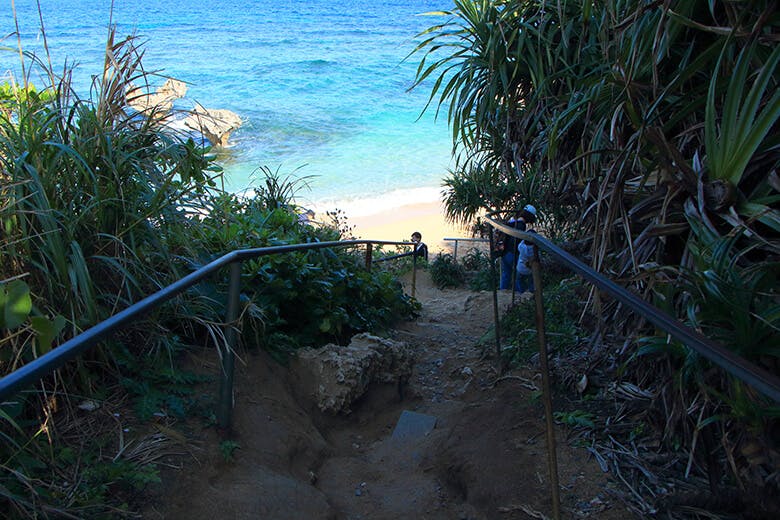 古宇利島ハートロック｜ビーチへ下る坂道