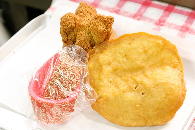 呉屋てんぷら屋|サーターアンダギーと、「カタハランブー」という円盤状の天ぷら