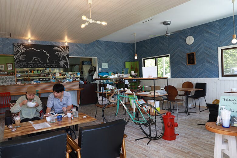 スナヤマカフェ|自転車がディスプレイされたカフェ内観