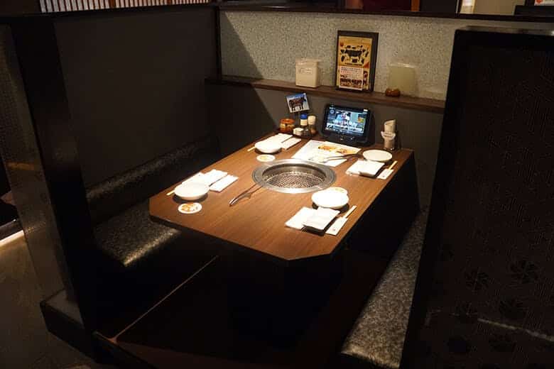 焼肉なかお｜店内中央のボックス席
