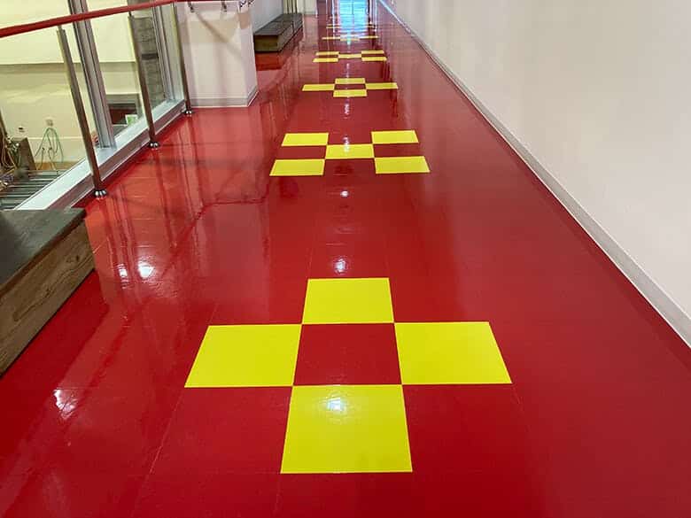 上間商店｜ミンサー織模様の廊下