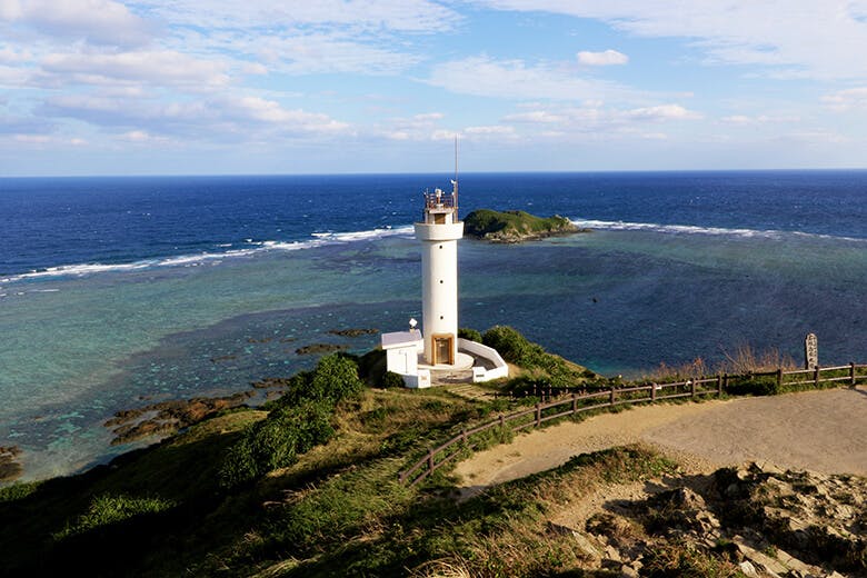 平久保崎灯台|青いリーフを背景にたたずむ真っ白な灯台