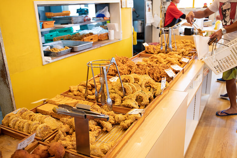 上間弁当天ぷら店｜並んだてんぷら各種