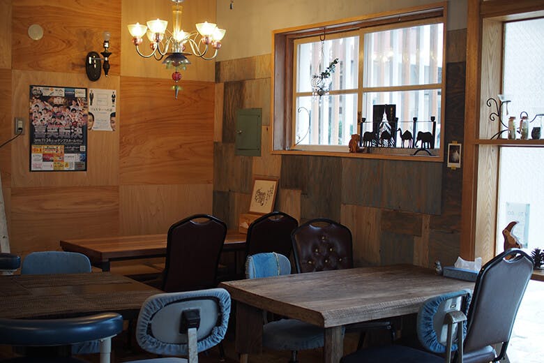 caFe木箱（カフェきばこ）｜テーブルや壁に至るまで木がふんだんに使われた、すべて手作りの店舗内観