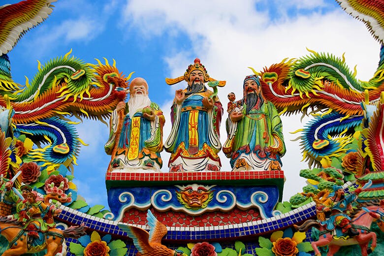 唐人墓(とうじんばか)|慰霊碑の最も上部にある、3体の人物像