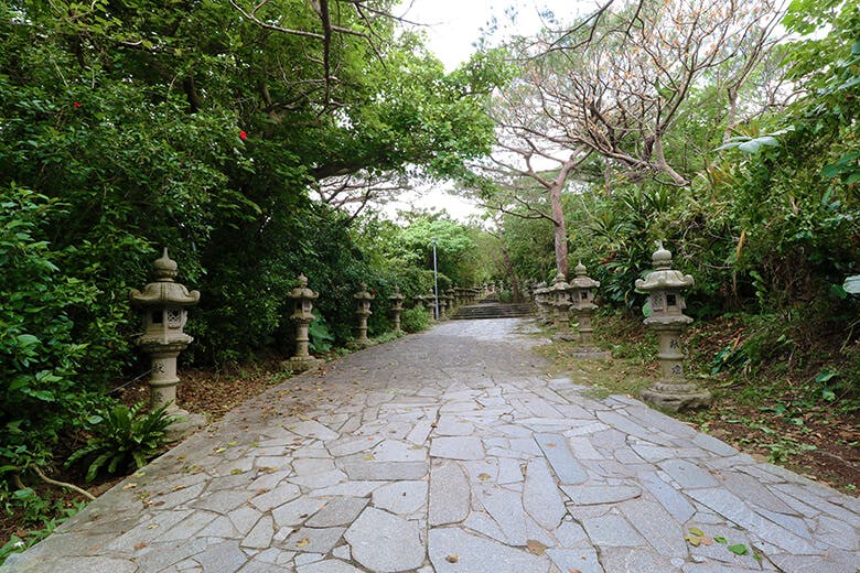 冨崎観音堂｜お堂へとのびる参道の石畳