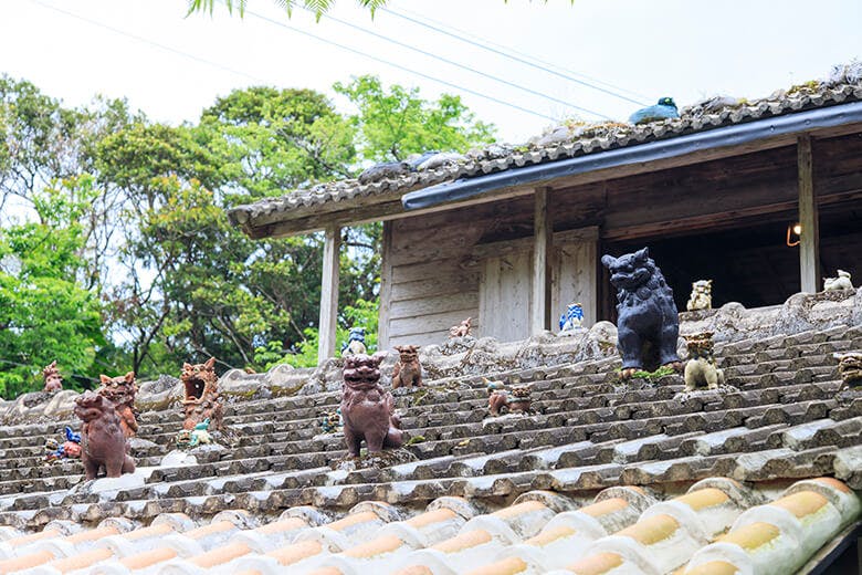 やちむん喫茶シーサー園|シーサーだらけの屋根