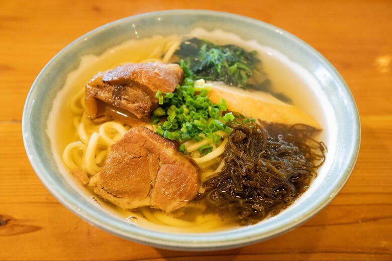 古謝そば屋｜一番おすすめのもずく入り宮古そば「KOJASOBA」