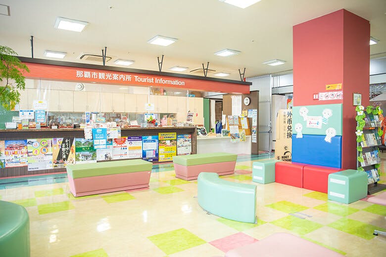 那覇市ぶんかテンブス館|観光案内所カウンター前の空間