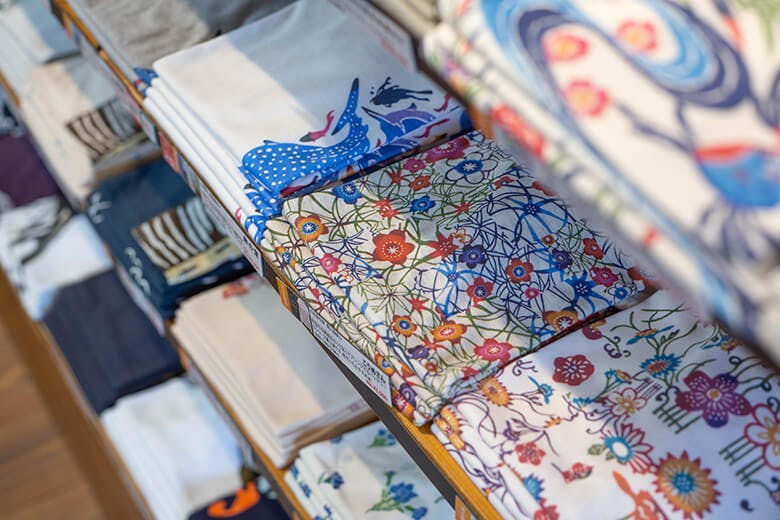 琉球ぴらす｜紅型模様がプリントされたTシャツ