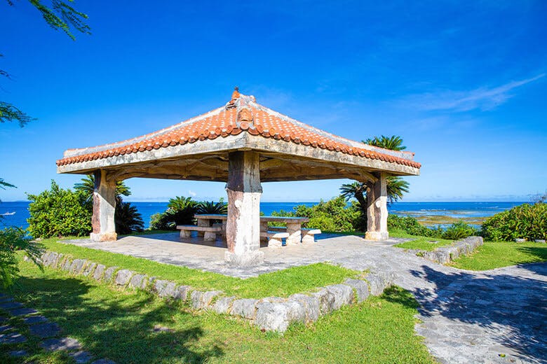 渡具知ビーチ｜ビーチ内の遊歩道に点在する東屋