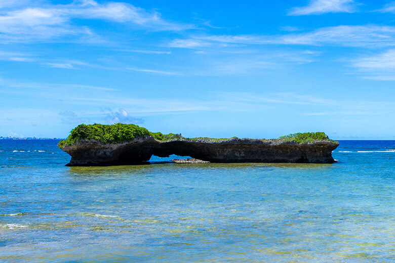 渡具知ビーチ｜ジンベエザメというより、巨大なオタマジャクシに見える岩場